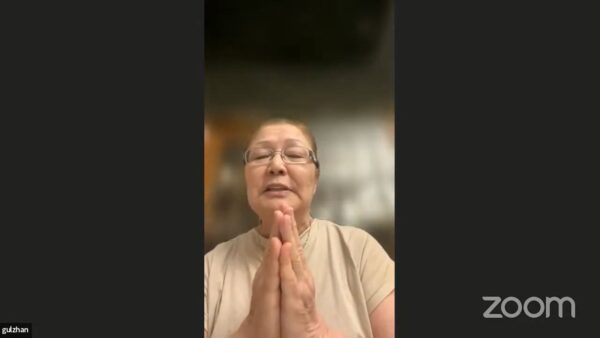женщина в очках молится