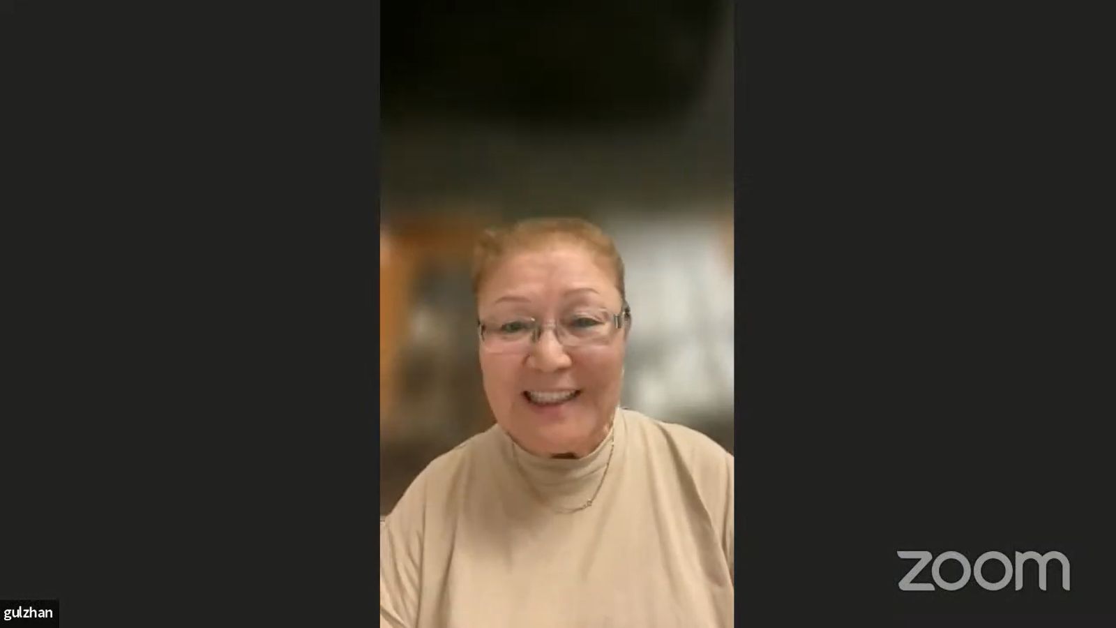 3 женщина улыбается